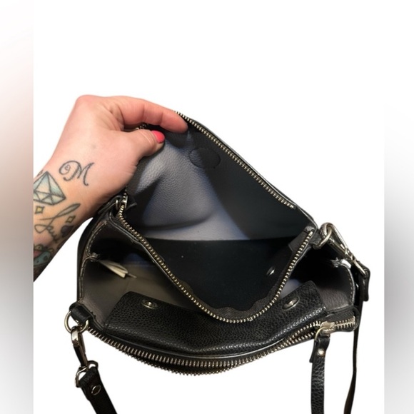 Tommy Hilfiger black Crossbody Bag with Logo - Picture 5 of 8